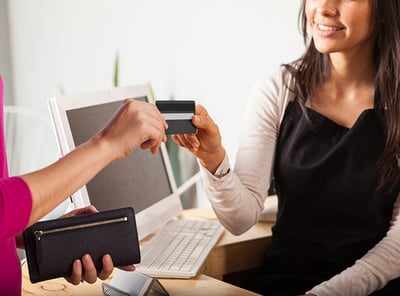 ¿Cómo aceptar tarjetas de crédito en mi negocio? Esto es lo que necesitas